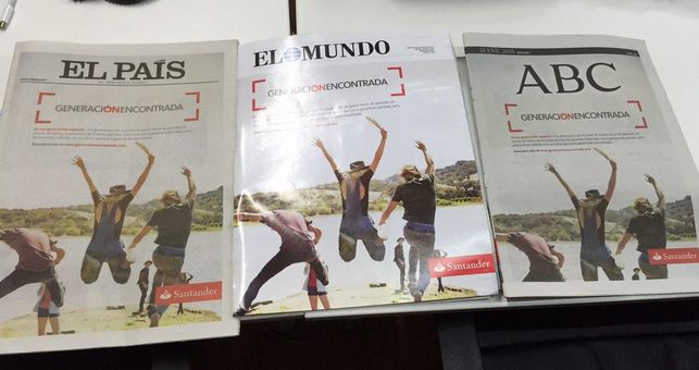 Varios periódicos en España con las portadas iguales. Imagen: Gumersindo Lafuente, 2015. Fuente: elDiario.es. (CC BY-SA 2.0.) 