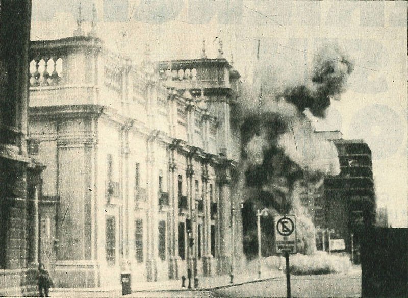 Palacio de la Moneda de Chile bombardeado en 1973 durante el golpe de estado al presidente Salvador Allende.  Autor: Desconocido. Fuente: Biblioteca del Congreso Nacional de Chile. ( CC BY 3.0.).