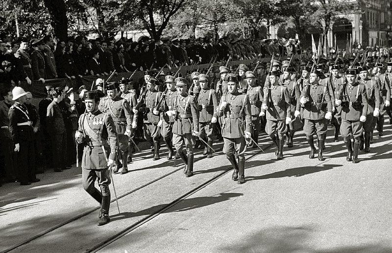 Desfile de la Guardia Civil y la Policía Armada en San Sebastián, 1942. Autor: Vicente Martín. Fuente: gure Gipuzkoa, Fondo Foto Car. (CC BY-SA 3.0.)