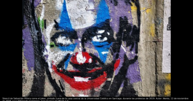 Stencil de Sebastián Piñera como el Joker, pintado fuera de la casa central de la Universidad Católica en Santiago, durante las protestas de 2019. Autor: Warko, 12 de noviembre de 2019, para Wikimedia Commons, bajo licencia CC BY-SA 4.0