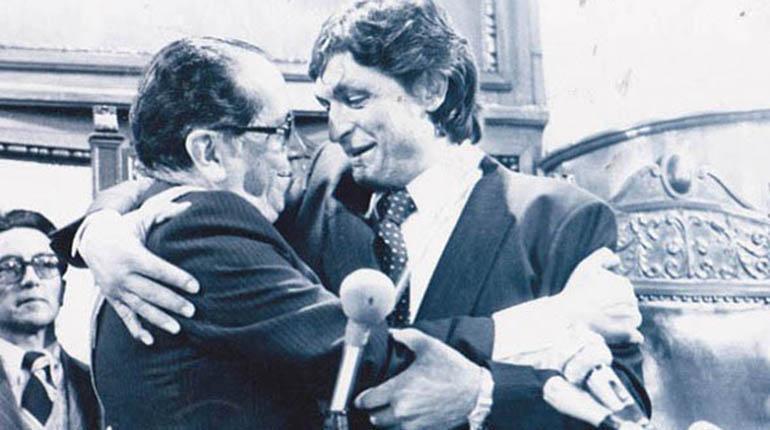 Hernán Siles toma posesión de la presidencia de Bolivia 1982