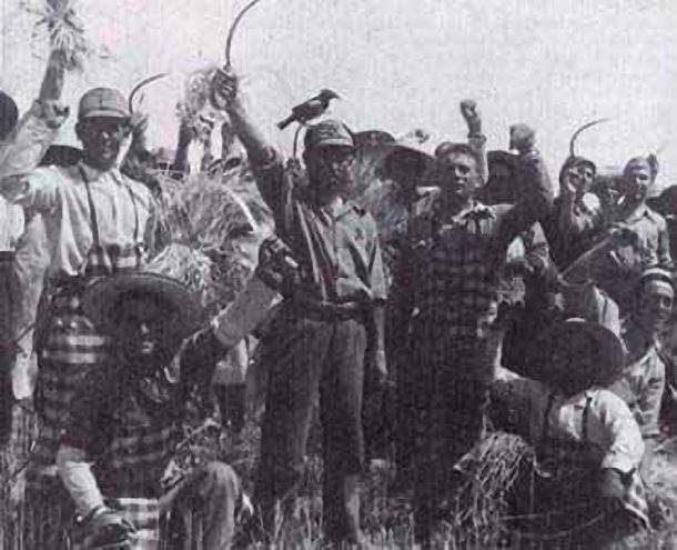 Campesinos de Badajoz llevando a cabo las ocupaciones de fincas en Marzo de 1936. 25 de marzo de 1936. David Seymur. CC BY-SA 4.0 
