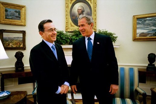Álvaro Uribe, presidente de Colombia, en el Despacho Oval de la Casa Blanca con George W. Bush, el 1 de octubre de 2003.