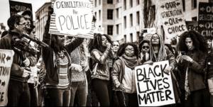 óvenes participando en una protesta del movimiento Black Lives Matter. Autor: Johnny Silvercloud, 10/11/2015. Fuente: Flickr. (CC BY-SA 2.0.).