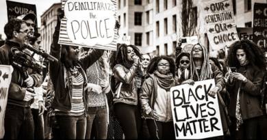 óvenes participando en una protesta del movimiento Black Lives Matter. Autor: Johnny Silvercloud, 10/11/2015. Fuente: Flickr. (CC BY-SA 2.0.).