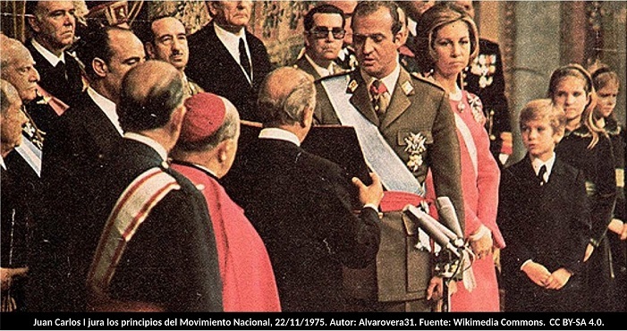 Juan Carlos I jura los principios del Movimiento Nacional, 22/11/1975. Autor: Alvarovera31. Fuente: Wikimedia Commons. Licencia CC BY-SA 4.0.