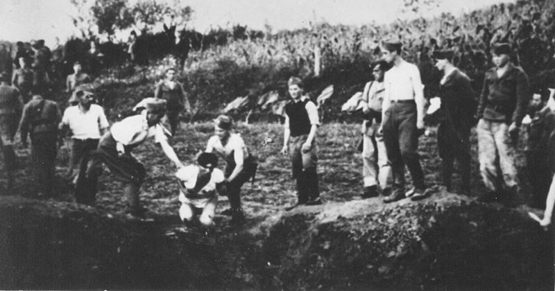 Ustaše_militia_execute_prisoners_near_the_Jasenovac_concentration_camp