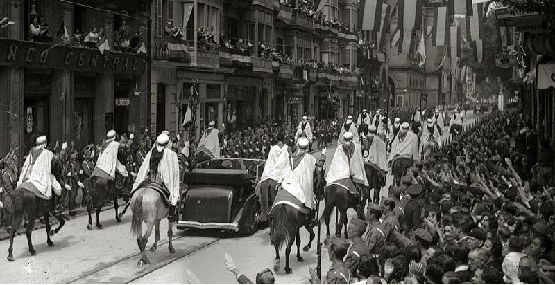 “Francisco Franco escoltado por la Guardia Mora visita San Sebastián una vez finalizada la guerra”. Autor: Desconocido. 1939. Fuente: Wikipedia (Kutxa Fototeka). Licencia: CC-BY-SA 3.0 