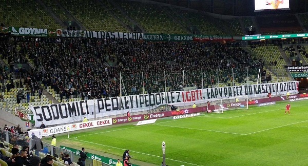 “Grada del estadio del Lechia Gdańsk con la pancarta - “Varsovia libre de marico***”,” Autor: Hooligans del Legia de Varsovia. Fuente: twitter.