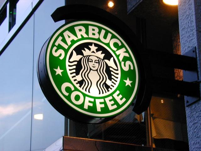 Foto a un cartel de Starbucks”. Autor: Marco Pakoeningrat. Fecha: 4 de agosto de 2006. Fuente: Flickr, bajo licencia CC BY-SA 2.0
