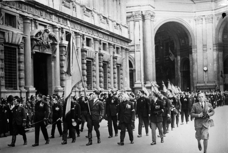 Der italienische Herzog d' Aosta nimmt als Beauftragter des Königs eine faschistische Parade in Mailand ab! Vorbeimarsch italienischer Frontkämpfer vor dem Herzog d' Aosta in Mailand.