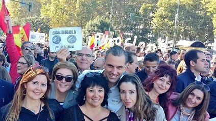 Carmen Gomis, en el centro de la foto delante de Javier Ortega Smith y junto a otras dirigentes de Vox, en una manifestación en Madrid. Autor: Carmen Moraga, 17/07/2020. Fuente: eldiario.es (CC BY SA 2.0.).
