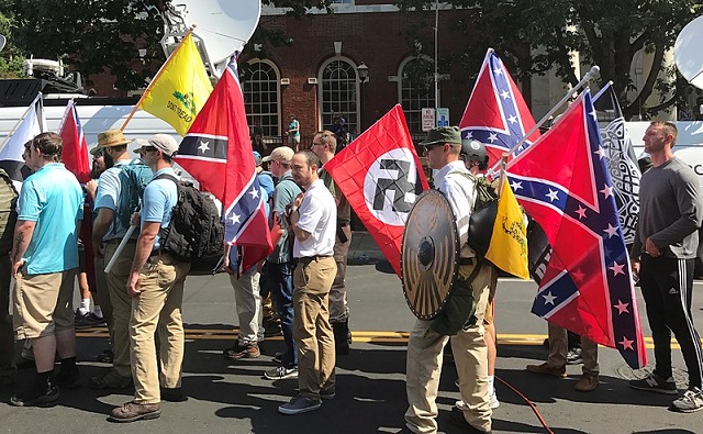 Manifestación pro-alt-right en Charlottesville en 2017. Autor: Anthony Crider, 12/08/2017. Fuente: Flickr. (CC BY 2.0.).