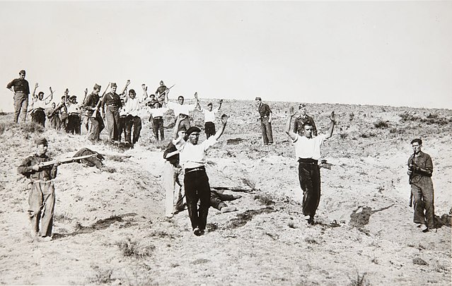 Rendición de milicianos republicanos en Somosierra, Madrid (España). Suceso tras la Batalla de Guadarrama en 1936. Autor: desconocido. Fuente: Wikipedia