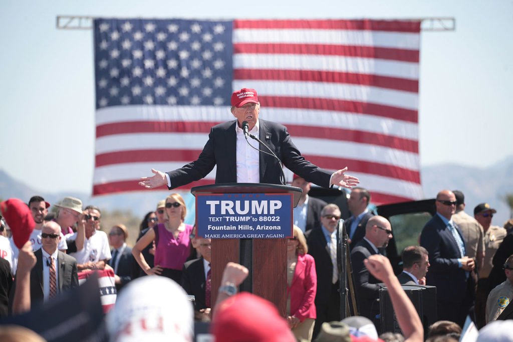 Donald Trump habla en un evento de campaña en Fountain Hills, Arizona, Autor: Gage Skidmore, 19/03/2016. Fuente: Wikipedia licencia CC BY SA 2.0
