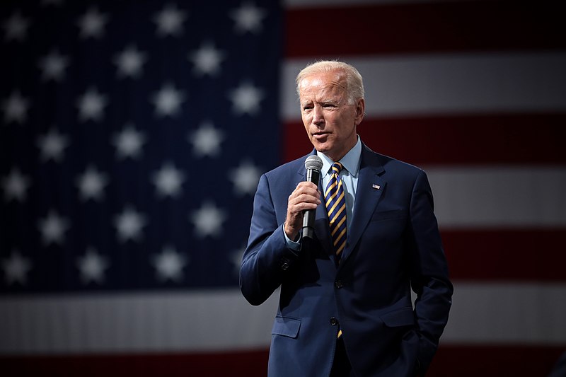 El ex vicepresidente de los Estados Unidos, Joe Biden, hablando con los asistentes al Presidential Gun, Iowa. Autor: Gage Skidmore 10/08/2019, Fuente: Flickr. Bajo licencia CC BY-SA 2.0 
