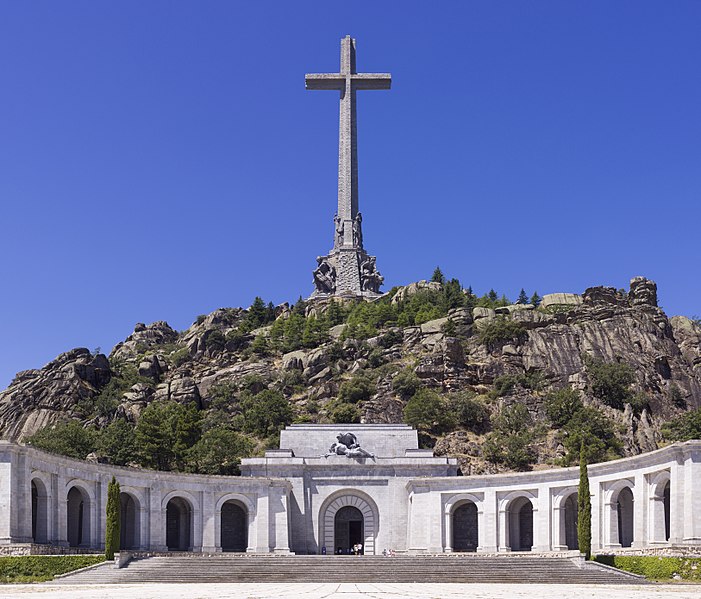 Vista frontal de la Santa Cruz del Valle de los Caídos y su basílica. Autor: Godot13, 30/07/2014, 11:09:23. Fuente: Wikipedia, licencia CC BY SA 4.0