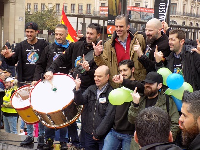 4. Javier Ortega Smith con presidentes provinciales de Vox en la manifestación de la plataforma Jusapol en Zaragoza. Autor: Vox España, 17/03/2018. Fuente: Flickr.