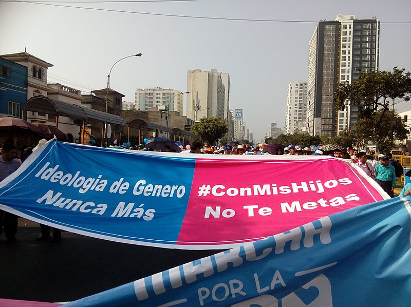 Manifestantes limeños (la mayoría del movimiento conservador Con mis Hijos no te Metas) en la Marcha por la Vida de 2018, Perú. Autor: Mayimbu, 5/05/2018. Fuente: Wikipedia, bajo licencia CC BY-SA 4.0