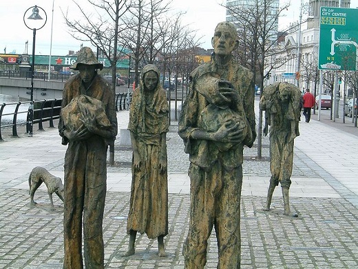 Memorial de la Gran Hambruna de Irlanda en Dublin. Autor: AlanMc, 2006. Fuente: Wikimedia Commons. Dominio público.