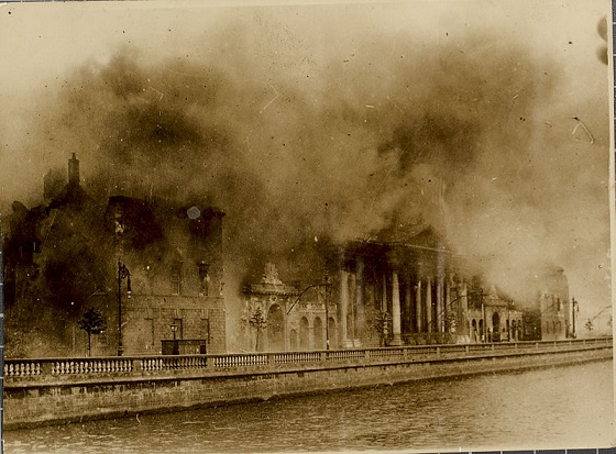El edificio Four Courts de Dublín, Irlanda, bombardeado durante la Guerra Civil irlandesa cuando fue tomaba por las fuerzas militares contrarias al Tratado anglo-irlandés. Autor: National Library of Ireland on The Commons, 30/06/1922. Fuente: Flickr. Dominio público.