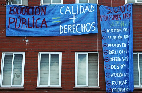 Pancartas por una educación pública en un centro escolar. Autor: Ana Belén Cantero Paz, 17/09/2011. Fuente: Flickr. (CC BY 2.0.)