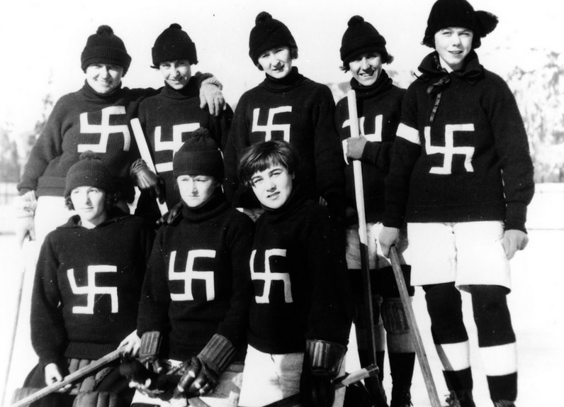Equipo de Hockey femenino The Fernie Swastikas. Autor: Fernie, 1922. Fuente: Flickr. (CC BY-SA 2.0.)