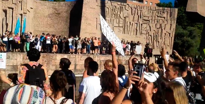 Extracto del vídeo de la manifestación antimascarillas de la Plaza de Colón. Autor: Nacho Pla Pérez, 16/08/2020. Fuente: Twitter.