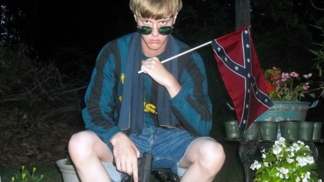Dylann Roof, culpable de atentado en Carolina del Sur en 2015, publicó una foto de él con la bandera confederada en un sitio Internet de supremacía blanca. Autor: Dylann Roof. Fuente: BBC. Sin licencia.