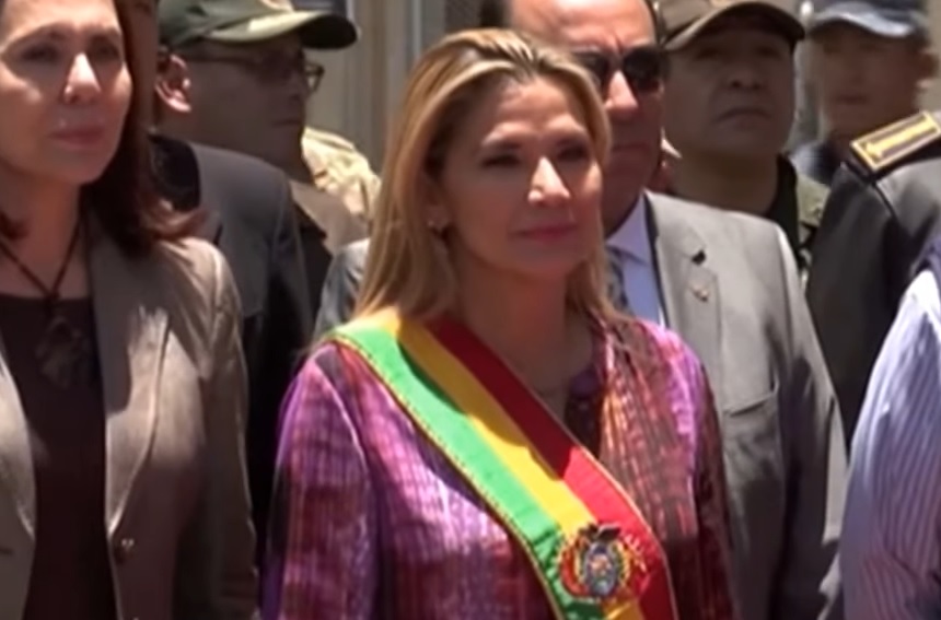 La actual presidenta de Bolivia, Jeanine Añez, durante un acto público el pasado 11 de agosto. Autor: Captura de pantalla realizada el 17/08/2020 a las 13:32h. Fuente: Youtube.