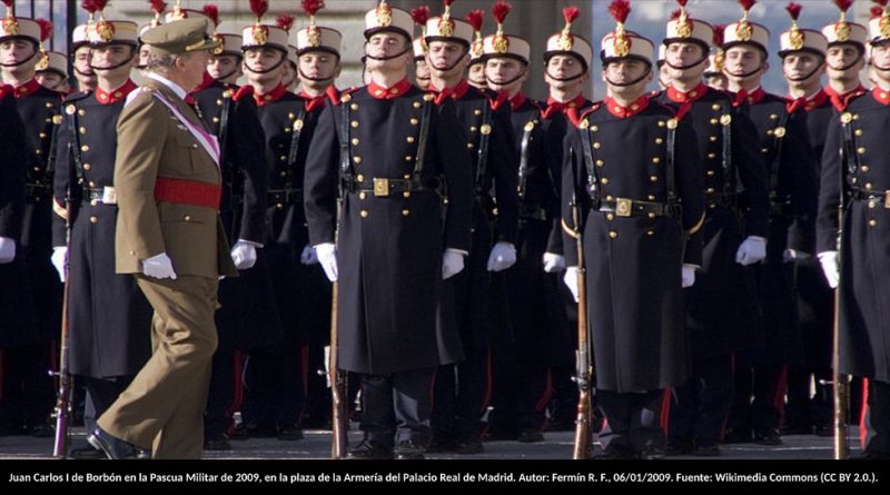 El rey Juan Carlos I de Borbón en la Pascua Militar de 2009, en la plaza de la Armería del Palacio Real de Madrid. Autor: Fermín R. F., 06/01/2009. Fuente: Wikimedia Commons (CC BY 2.0.).