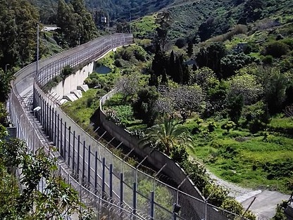 Valla entre la frontera de Ceuta y Marruecos. Autor: Youtryandyoutry, 28/03/2017. Fuente: Wikimedia Commons (CC BY-SA 4.0.) elecciones