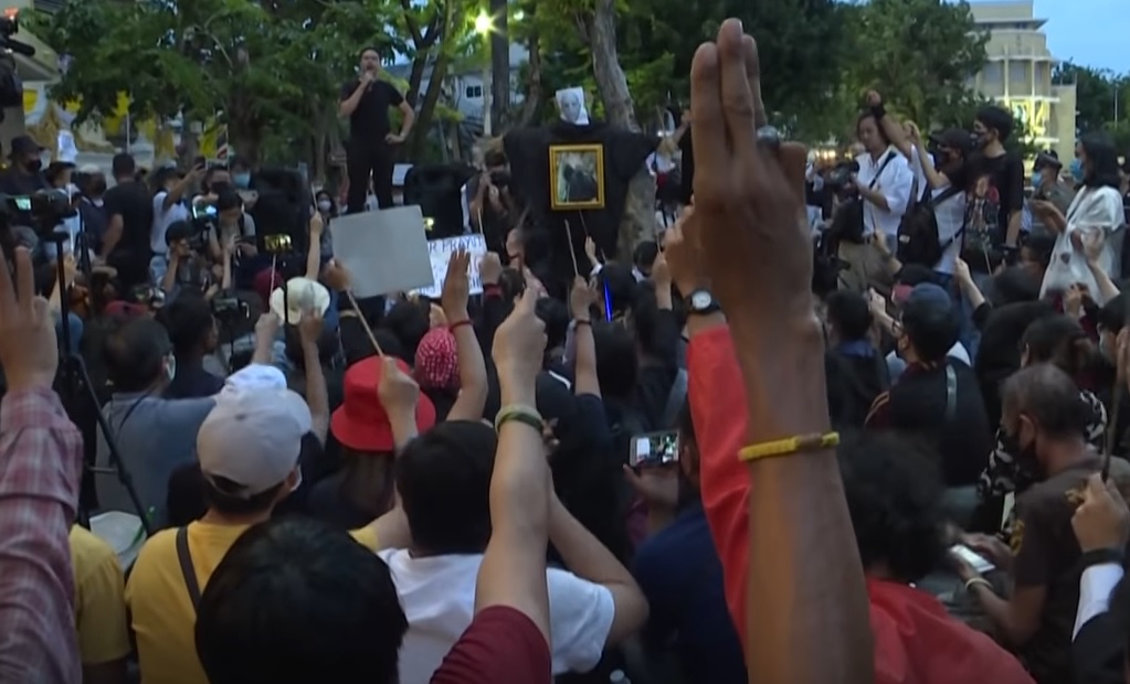 Manifestantes en Tailandia utilizando simbología de Los Juegos del Hambre y Harry Potter. Autor: Captura de pantalla realizada el 31/08/2020 a las 13:46h. Fuente: Canal de YouTube de South China Morning Post