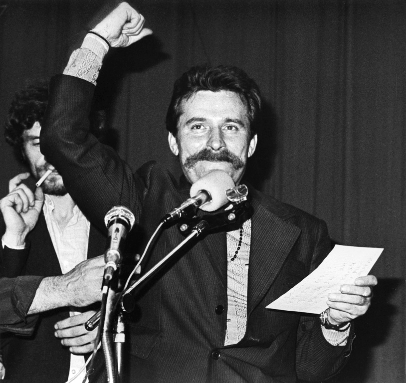 Presidente Solidaridad del Comité de huelga entre empresas, Lech Wałęsa en el BHP Hall del astillero de Gdańsk Lenin. Autor: Giedymin Jabłoński, Agosto de 1980. Fuente: European Solidariy Centre, bajo licencia CC BY-SA 3.0 PL