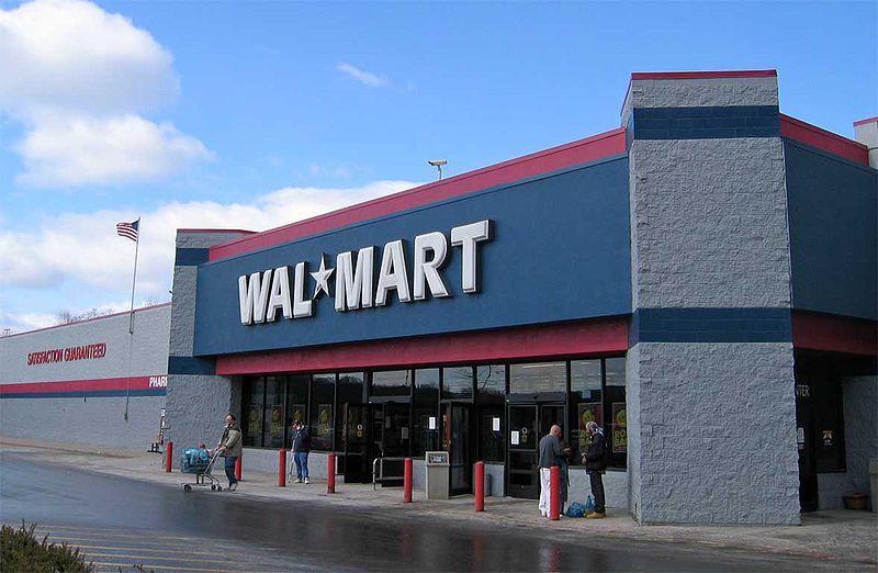 Fotografía del exterior de una tienda Wal-Mart en Laredo, Texas, otro de los gigantes que, junto a Amazon, emplean algoritmos. Autor: Jared C. Benedict, 22/02/2004. Fuente: Wikimedia Commons, (CC BY-SA 3.0.)