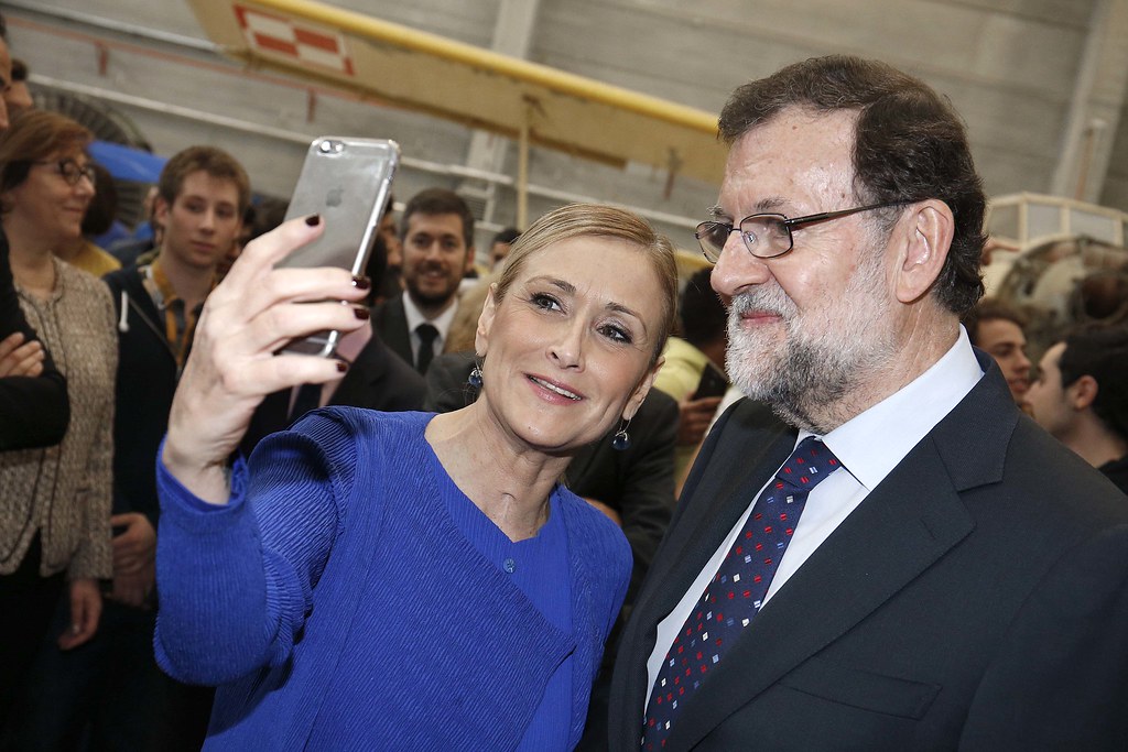 Cristina Cifuentes con el expresidente Mariano Rajoy, en el Centro Integrado de Formación Profesional 'Profesor Raúl Vázquez'. Autora: Cristina Cifuentes, 28/01/2016. Fuente: Flickr  (CC BY2.0.)