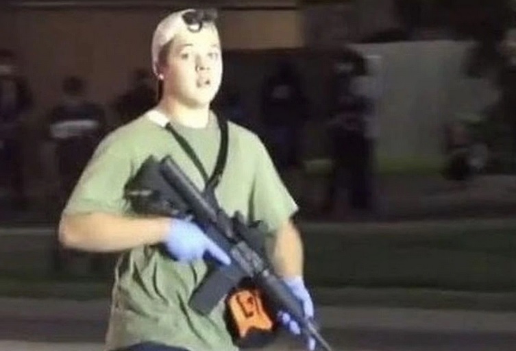 Kyle Rittenhouse, durante la noche del tiroteo. Autor:  Captura de pantalla realizada el 23/09/2020 a las 7:38h. Fuente: REUTERS.