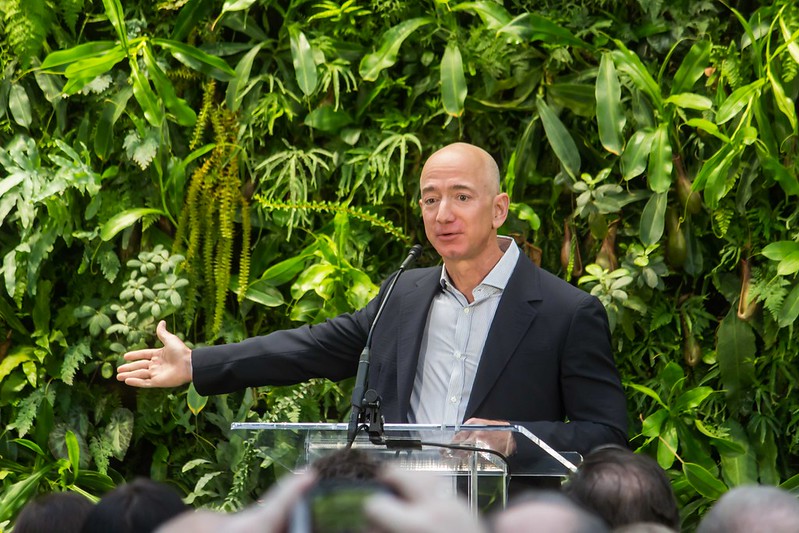 Jeff Bezos en la gran inauguración de Amazon Spheres en Seattle. Autor: Seattle City Council, 29/01/2018. Fuente: Flickr (CC BY 2.0.)