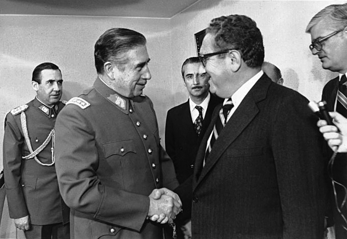 Entrevista entre Kissinger, representante del gobierno de Estados Unidos, con el dictador chileno Augusto Pinochet. Autor: Ministerio de Relaciones Exteriores de Chile, 1976. Fuente: Archivo General Histórico del Ministerio.  (CC BY 2.0.).