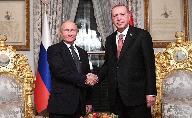Imagen Putin y Erdogan: Putin y Erdogan durante un saludo de manos en Estambul. Autor: kremlin.ru, 19/11/2018. Fuente: Web oficial del Presidente de la Federación Rusa. (CC BY 4.0).