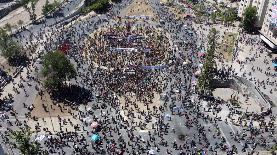 Marcha por el primer aniversario de las protestas desborda a Santiago de Chile el 19 de octubre de 2020. Autor y fuente: elDiario.es (CC BY-NC 2.0.)
