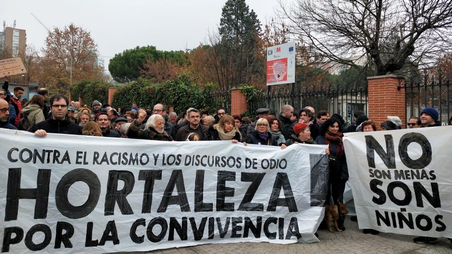 Cientos de vecinos y activistas se concentran este domingo ante el centro de acogida de Hortaleza, en Madrid, "contra el racismo". Autora: Constanza Lambertucci, 08/12/2012. Fuente: elDiario.es (CC BY-NC 2.0.)