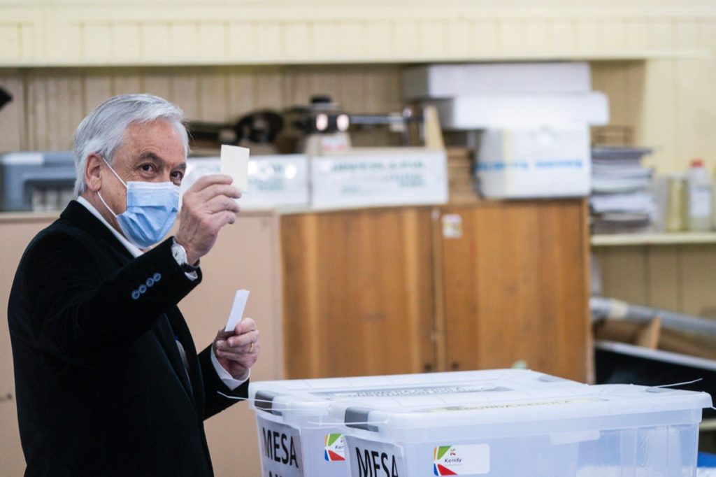 Sebastián Piñera, presidente de Chile, votando en el plebiscito. Autor: Sebastián Piñera. Fuente: Cuenta de Twitter @sebastianpinera