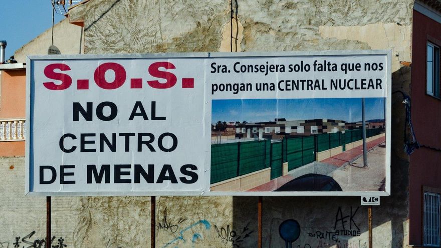Cartel en Santa Cruz en contra del centro de MENAS. Autor: Carlos Trenor, 14/06/2019. Fuente: elDiario.es (CC BY-NC 2.0.)