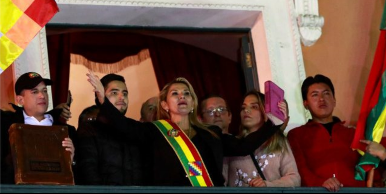 Jeanine Áñez asume la presidencia de Bolivia el 12 de noviembre de 2019. Autor: Todo Noticias. Fuente: Youtube (CC-BY-SA-3.0)