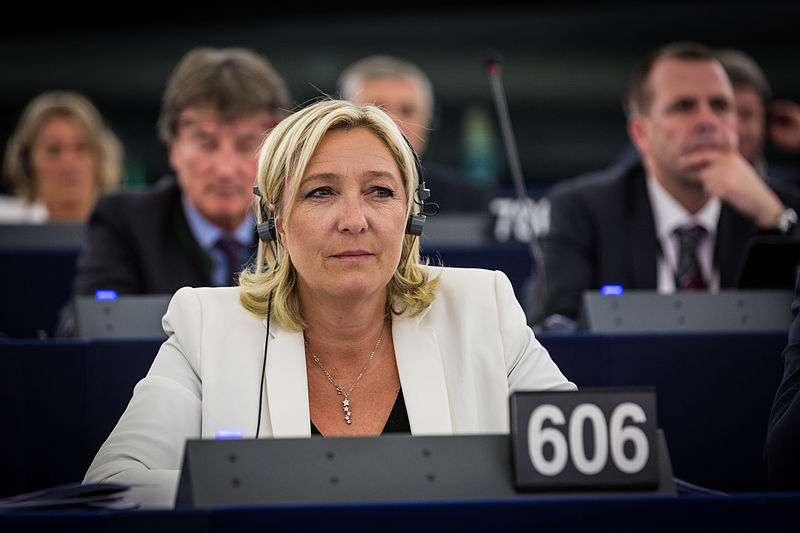 Marine Le Pen, faro de la extrema derecha europea, en el parlamento de Estrasburgo. Autor: Claude TRUONG-NGOC, 01/07/2014, 17:33:31. Fuente: Wikimedia Commons (CC-BY-SA-3.0).