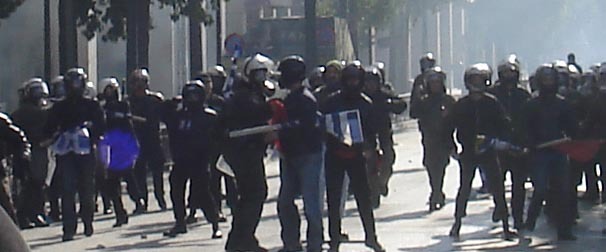 Miembros de Chrysi Avyi se amotinan en Atenas frente a la policía antidisturbios griega. Se puede ver a un policía antidisturbios hablando con uno de ellos. Autor: reportero anónimo, 04/02/2008. Fuente: Athens indymedia (CC BY-SA 4.0).