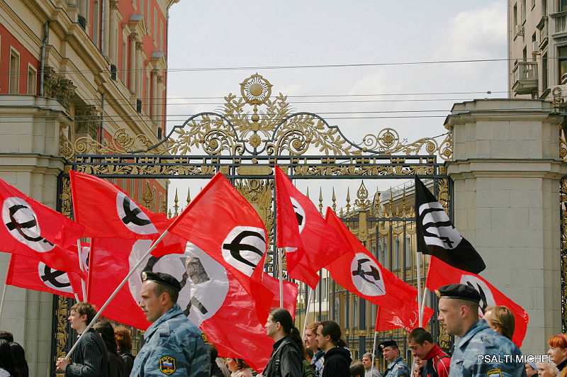 Perversiones ideológicas. Manifestación del Partido Nacional Bolchevique de Rusia en 2006. Autor: PSALTI MICHEL, 09/05/2006. Fuente: 9 МАЯ 2006