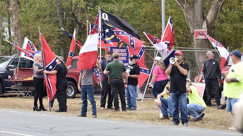 Proud Boys participando en una protesta neo-confederada en Pittsboro, Carolina del Norte. Autor: Anthony Crider, 26/10/2019, 13:25:59. Fuente: Flickr (CC BY 2.0)
