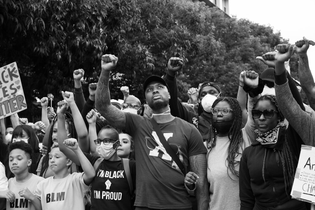 Damian Lillard jugador de los Portland Trail Blazers en una manifestación antirracista del movimiento Black Lives Matter. Autor: Mathew Roth, 04/06/2020. Fuente: Flickr (CC BY-NC 2.0.)